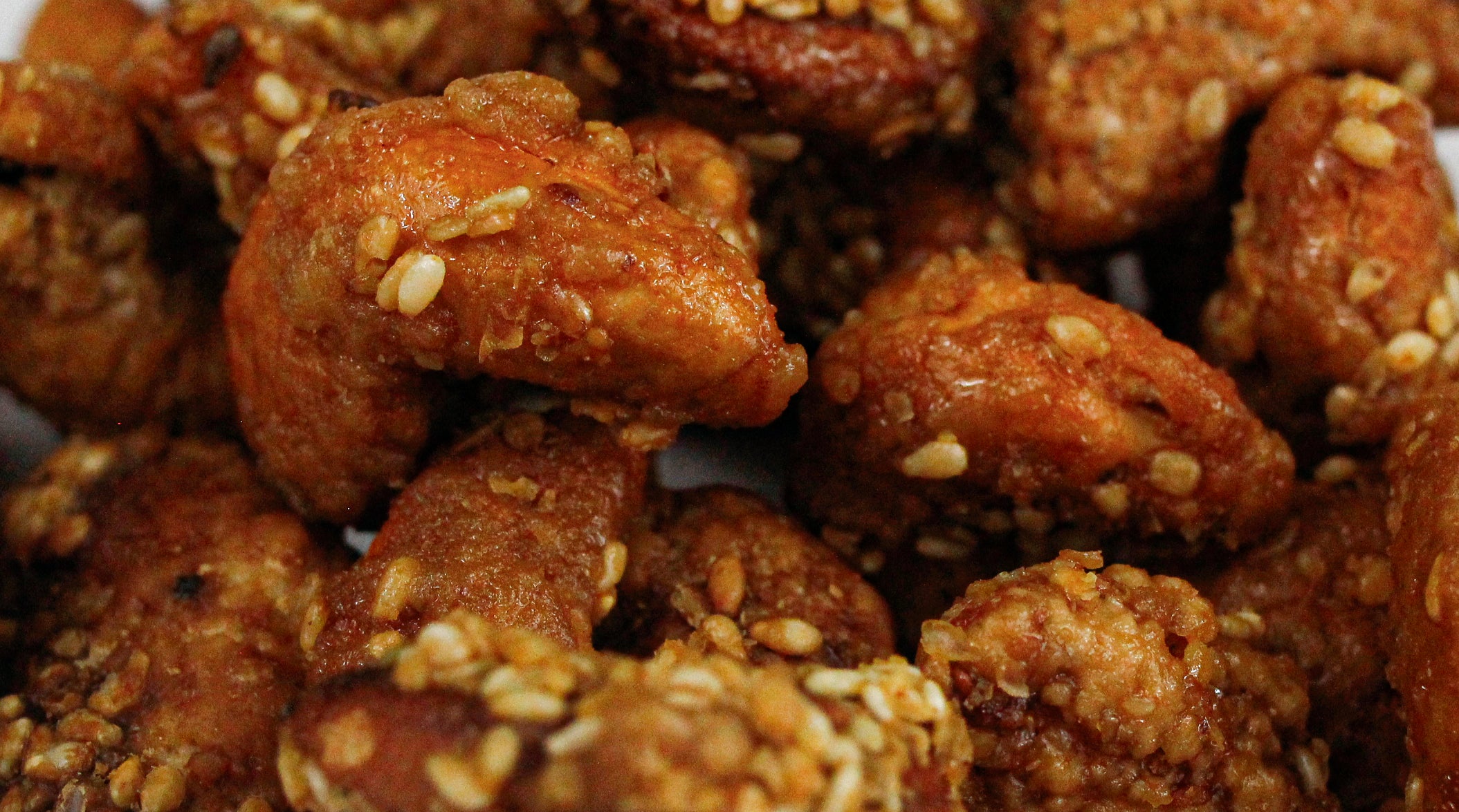 CASTANHA DE CAJU CARAMELIZADA COM GERGELIM 100G